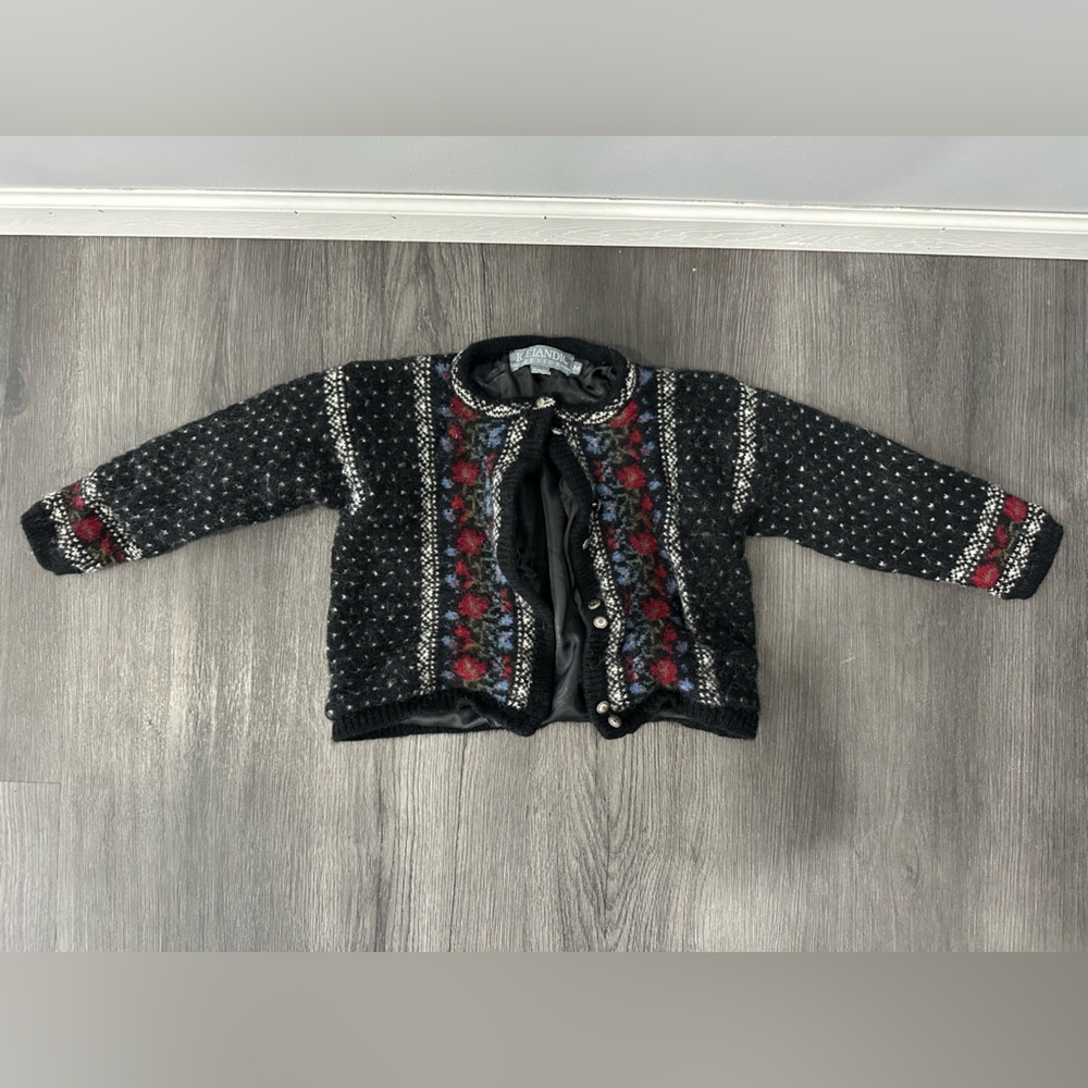 Icelandic design girls wool sweater size medium - new and never used